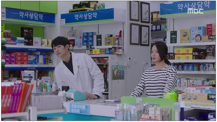 지난 달 4일 방송된 MBC 드라마 '봄밤' 27-28화 방영 분 갈무리. '전문의약품은 공공재입니다'라는 슬로건이 약국 계산대 앞에 부착돼 있다.