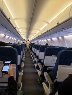 평소 빈 좌석을 찾기 힘들었던 항공기에도 거의 승객들이 없었다.