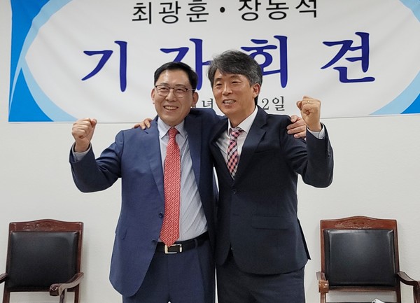 최광훈 전 경기도약사회장(왼쪽)과 장동석 전 약준모 회장이 단일화에 합의했다.