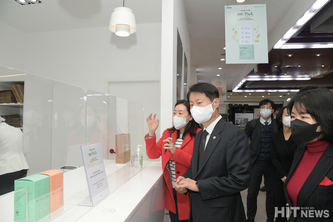 김강립 식품의약품안전처 처장(사진 왼쪽에서 두번째)은 24일 개인맞춤형 건강기능식품판매업체 '암웨이 브랜드 센터'를 방문했다. (사진 제공 : 식품의약품안전처)