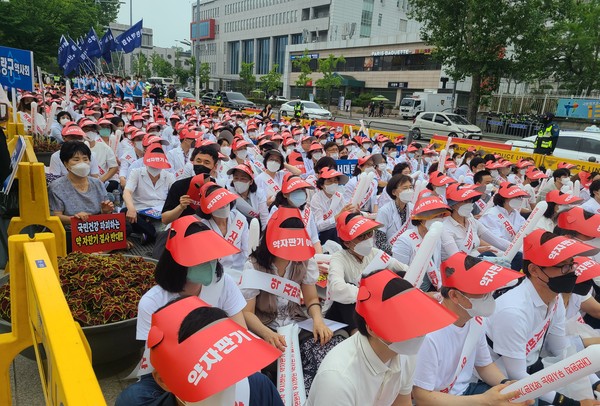 이날 집회는 전국 1000여 명 약사(약사회 추산)들이 참여했다.