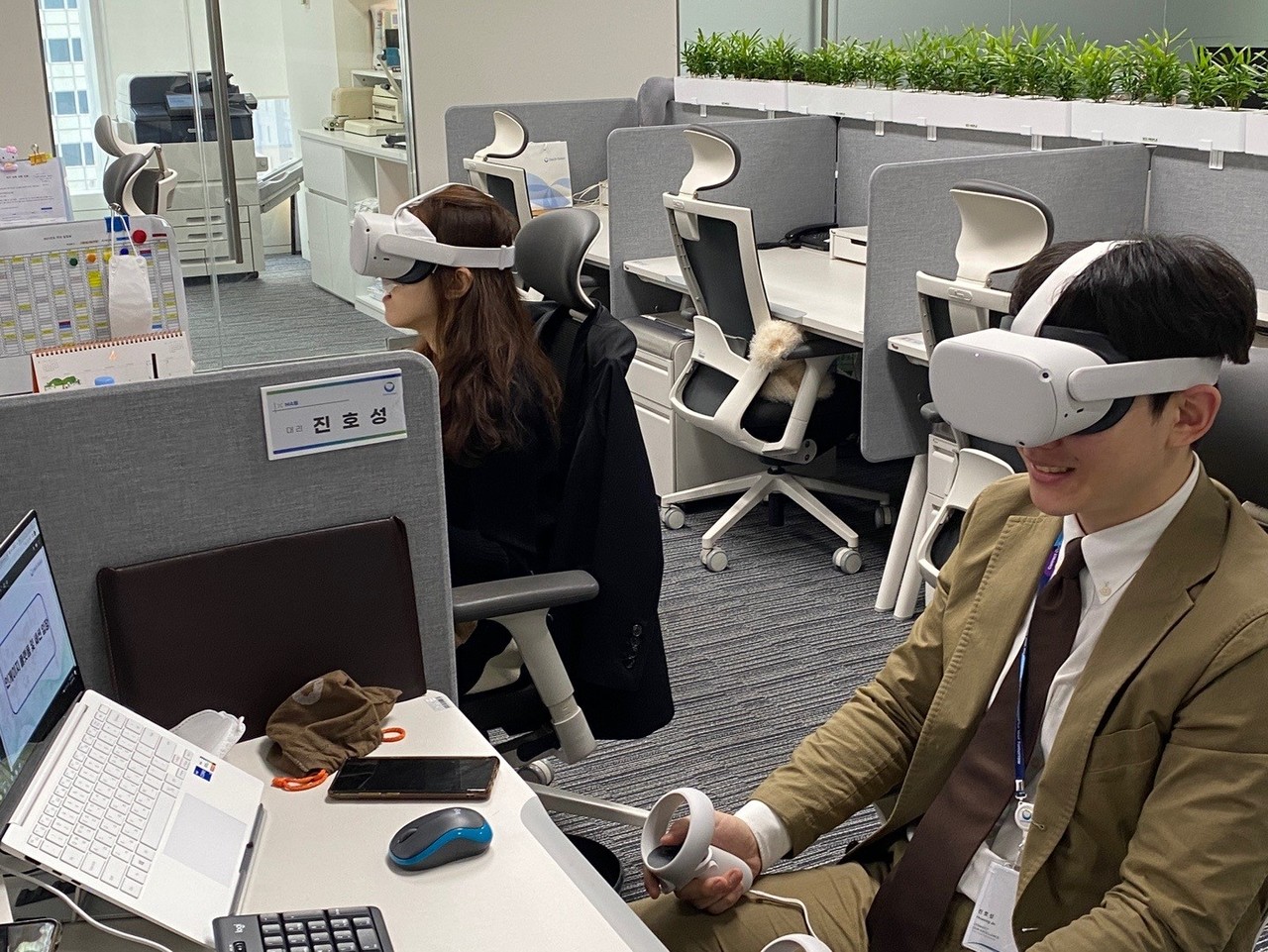 VR 기기를 쓰고 기업문화 행사에 참여 중인 임직원