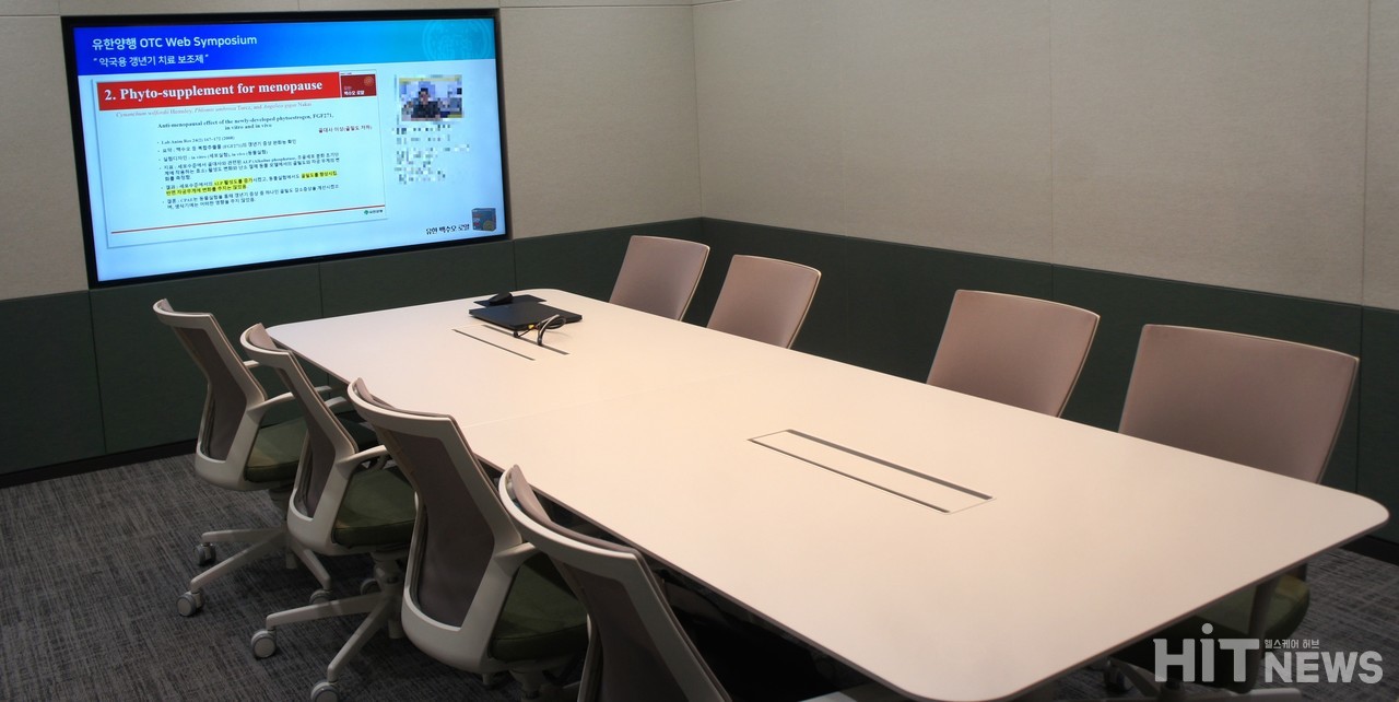 '유한 미디어 센터' 내에는 촬영되는 방송을 실시간으로 시청할 수 있는 회의실이 존재한다.  