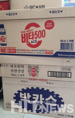 약국에 배송된 박카스와 비타500. 대표적인 '약국 드링크'로 꼽힌다.