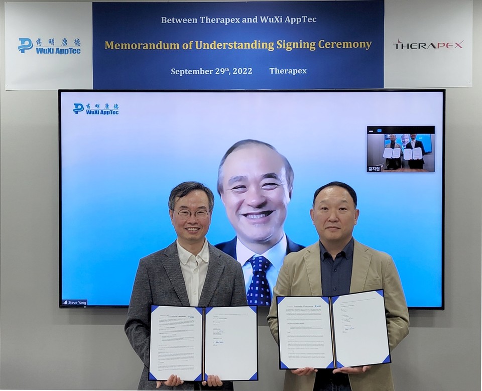 (사진 왼쪽부터) 이구 테라펙스 대표와 Steve Yang 우시앱텍 공동대표, 조석영 우시앱텍 General Manager가 신규 항암제 개발을 위한 MOU를 체결했다.