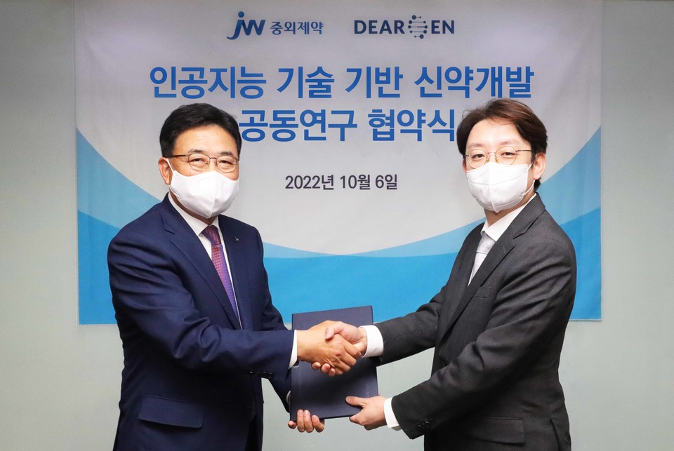 신영섭 JW중외제약 대표(왼쪽)와 강길수 디어젠 대표.