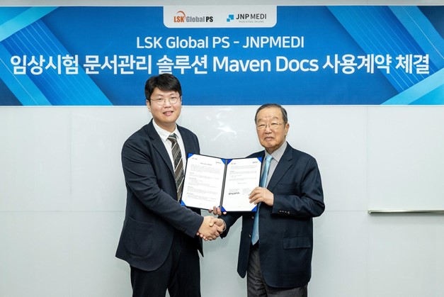 정권호 JNPMEDI 대표와 이영작 LSK Global PS 대표(오른쪽)가 사용계약을 체결했다.