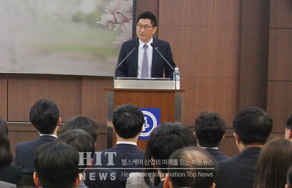 창립기념식 인사말을 하고 있는 김영주 대표.