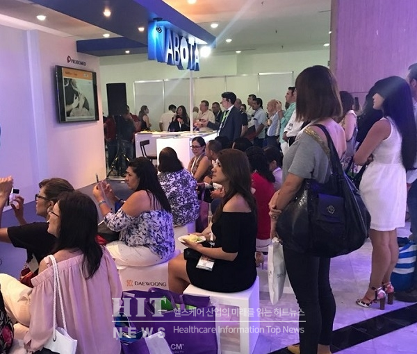 중남미피부과학회 심포지움에서 참가자들이 석정훈 원장의 나보타 시술법을 보고 있다