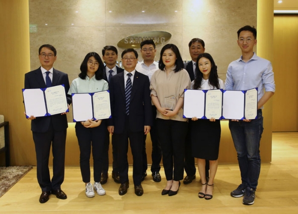 지난 27일 서울 서초구 삼성증권 본사에서 유영효 GC녹십자웰빙 대표(앞줄 왼쪽에서 세 번째)와 프로그램에 선정된 기업 관계자들이 기념사진을 찍고 있다.