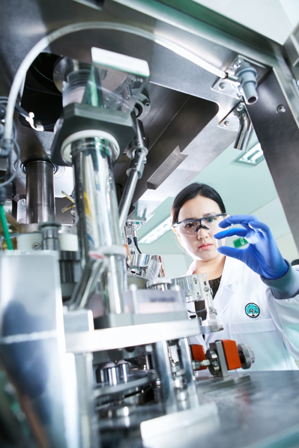 오픈 이노베이션이 대세다. 유한양행 연구모습.