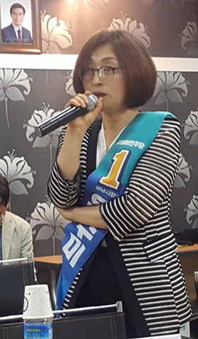 6월1일 저녁 7시 성남시약사회가 주최한 '시민건강권 강화를 위한 정책 토론회'에서 발언하는 은수미 당시 후보자.