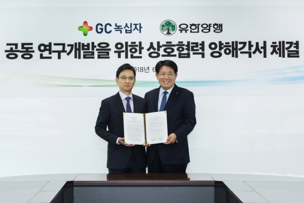 GC녹십자 허은철 사장(왼쪽)과 유한양행 이정희 사장.