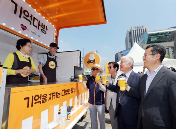 오른쪽부터 서울시 시민건강국 나백주 국장, 한독 김철준 사장