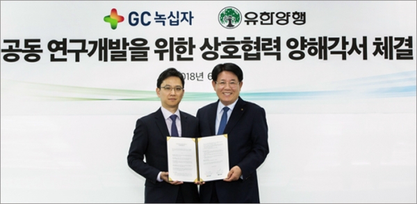 오픈 이노베이션 시대 경협(경쟁과 협력)의 상징이 된 허은철 녹십자 대표(왼쪽)와 이정희 유한양행 대표.