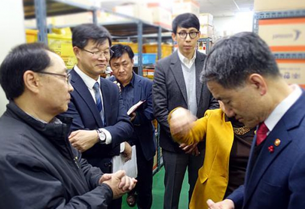 작년 11월 동원아이팜 불량의약품 보관소에서 유통업체의 어려움을 귀담아 듣고 있는 박능후 장관(맨 오른쪽)