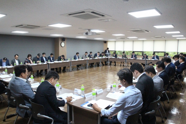 한국제약바이오협회는 21일 17차 이사장단회의와 2차 이사회를 잇달아 열어 오는 9월 7일 열리는 한국 제약·바이오산업 채용박람회의 적극 참여 등을 결의했다.