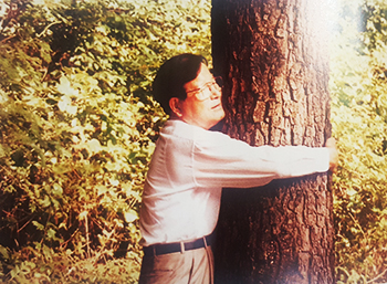 얼마나 자랐나? 초당림에서 나무를 끌어안아 보고 있는 고인의 생전 모습