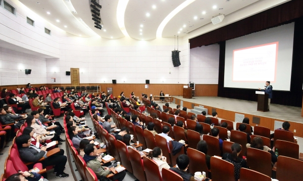 23일, 행정안전부와 한국존슨앤드존슨이 개최한 '스마트한 엄마, 아빠 되기, 똑똑 건강클래스'에 참석한 예비 엄마, 아빠가 강연을 듣고 있다.