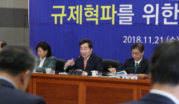 이낙연 총리가 21일 오후 대전시 가정동 한국전자통신연구원을 방문, 참석자들과 규제혁파를 위한 대화를 하고 있다. 사진 : 연합뉴스