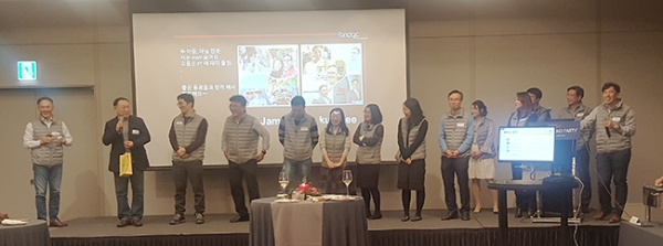이정규 브릿지바이오 대표(맨 왼쪽)이 임직원들을 참석자들에게 소개하고 있다.