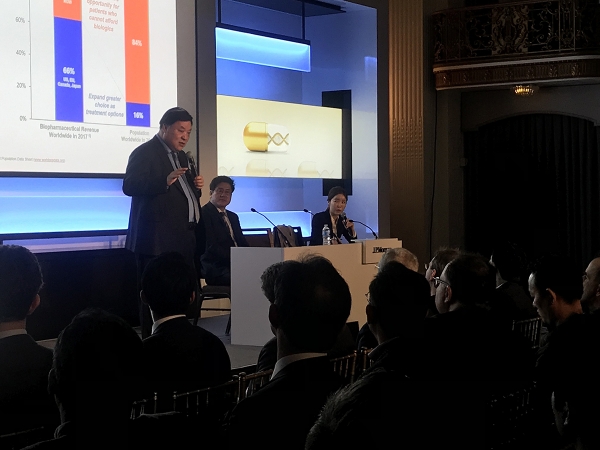 셀트리온그룹 서정진 회장이 1월 9일(현지시간) 미국 샌프란시스코에서 개최된 JP모건 헬스케어 컨퍼런스에서 셀트리온그룹의 신성장동력에 대해 설명하고 있다.