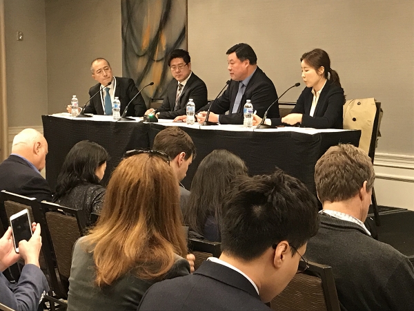 셀트리온그룹 서정진 회장이 1월 9일(현지시간) 미국 샌프란시스코에서 개최된 JP모건 헬스케어 컨퍼런스 발표 후 진행된 질의응답 세션에서 투자자 질문에 답하고 있다.