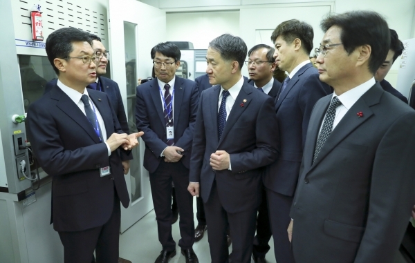 박능후 장관(가운데)이 22일 제약CEO 간담회에 앞서 JW중외제약 연구소를 시찰하고 있다.
