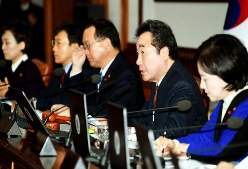 29일 오전 정부서울청사에서 이낙연 국무총리가 국무회의를 주재하고 있다.