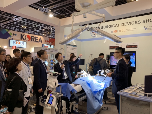 아랍헬스 개막일에 보건복지부 박능후 장관이 통합전시관을 참관하여 참가기업을 격려하는 모습