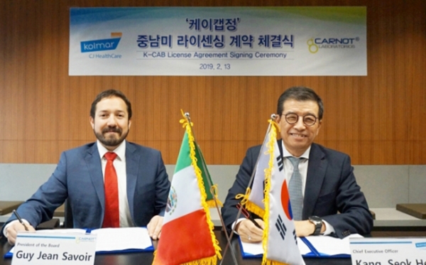 CJ헬스케어 강석희 대표(오른쪽)와 멕시코 카르놋 사 가르시아 대표(Guy Jean Leon Savoir Garcia)가 올해 2월 케이캡정 라이센싱 계약 체결했다.