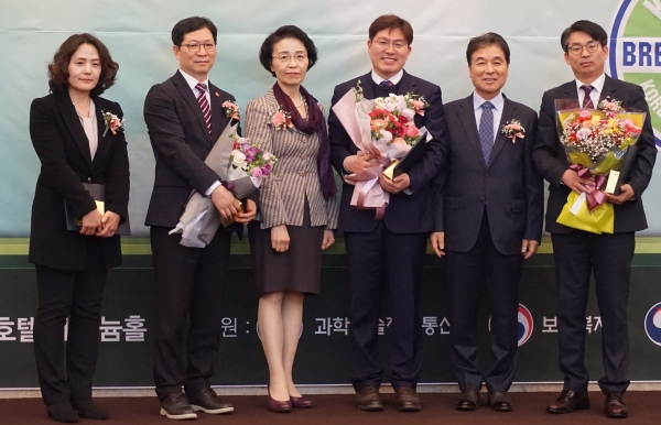 (왼쪽부터) : (전체 우수전문가) 제일약품 박지선 부장 / 코오롱생명과학 김상용 부장 / 한국보건산업진흥원 김초일 기획이사 / 오토텔릭바이오 노시철 부사장 / 신약조합 김동연 이사장 / JW중외제약 편도규 상무