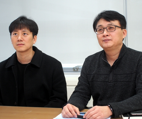 전문지기자간담회에 참석한 김용수 단장과 정순규 팀장(왼쪽).