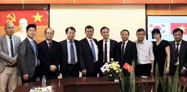 CJ헬스케어 임직원들과 베트남 비메디멕스사 임직원들이 케이캡정 기술수출 계약 체결 기념사진을 촬영하고 있다. 왼쪽 5번째 CJ헬스케어 강석희 대표와 오른쪽 5번째 비메디멕스사 Cuong 대표
