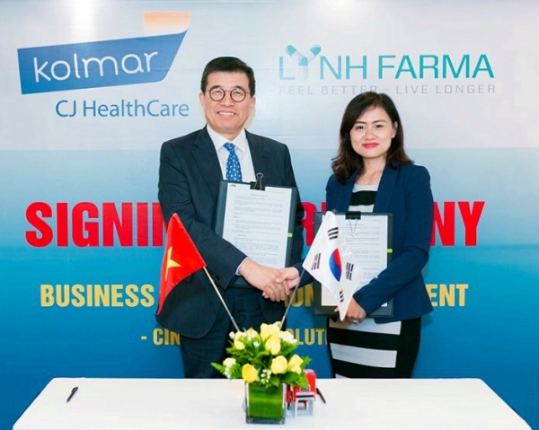 CJ헬스케어 강석희 대표(왼쪽)와 베트남 린 파마사 Khanh Duong 대표(오른쪽)가 씨네졸리드주 제품수출 계약 체결 기념 사진을 촬영하고 있다