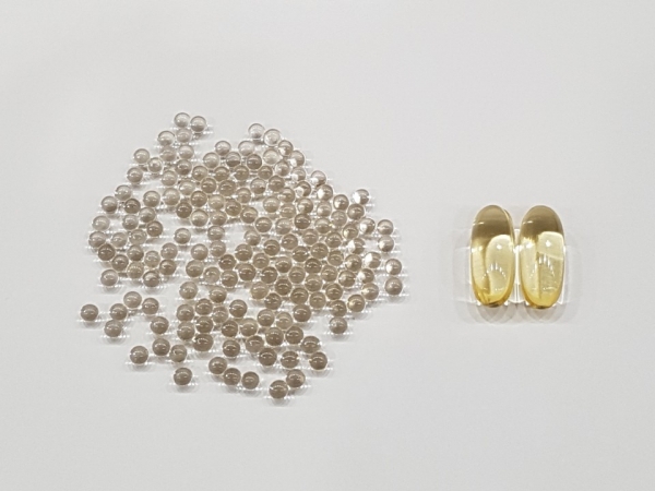 기존 오메가-3 제품(오른쪽)과 오메틸큐티렛연질캡슐(왼쪽) 비교