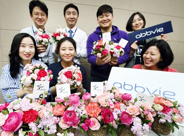 한국애브비가 5월 8일 어버이날을 앞두고 임직원 대상 카네이션 꽃바구니 클래스를 진행했다.