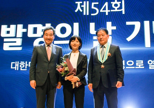 이낙연 국무총리(왼쪽)와 최영권 아이큐어 대표(오른쪽)
