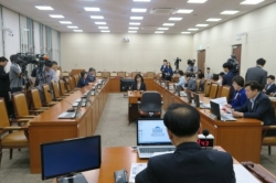 6월 21일 자한당 의원을 뺀 여야 13명의 의원의 요구로 열렸던 보건복지위원회 전체회의 모습