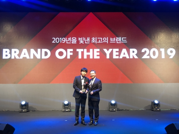 아렉스 광고모델 이시언(좌), 신신제약 이병기 대표(사진: 신신제약)