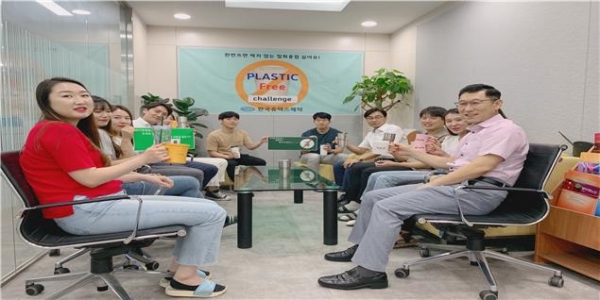 한국휴텍스제약 직원들이 플라스틱·일회용품 사용을 줄이기로 약속했다(사진: 한국휴텍스제약)