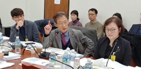 박소라 센터장(오른쪽 첫번째)는 지난해 12월 국회 보건복지위원회 법안심사소위원회 '첨단법' 공청회에도 전문가 진술인 중 한 명으로 출석했었다.