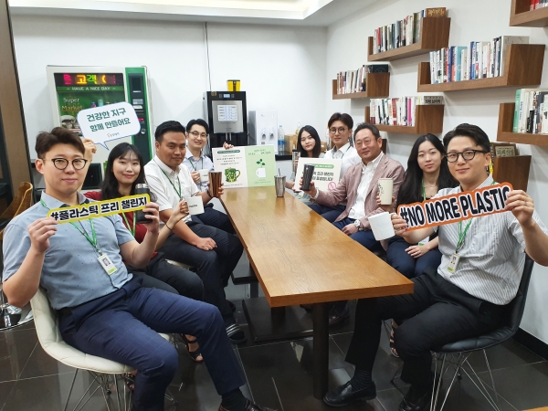 유우평 유영제약 대표(우측 가운데)와 임직원들이 '플라스틱 프리 챌린지' 캠페인에 동참했다(사진: 유영제약)