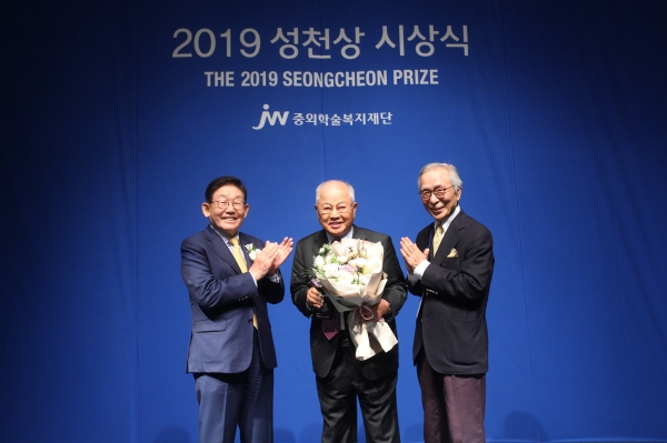 (왼쪽부터)이종호 중외학술복지재단 이사장, 수상자인 푸른뫼중앙의원 이강안 원장, 이성낙 성천상위원회 위원장(사진: JW그룹)
