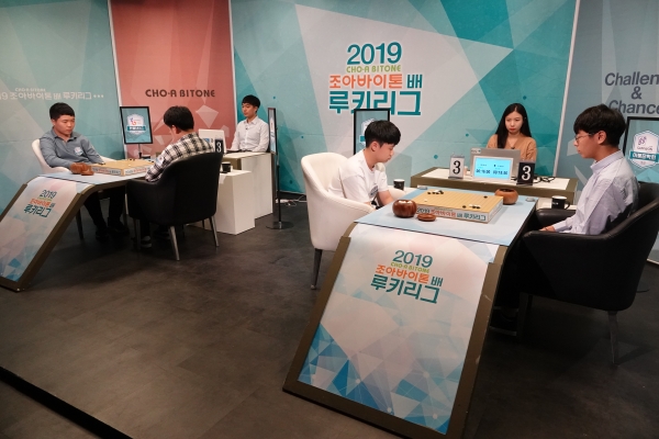 지난 22일 한국기원에서 열린 2019 조아바이톤배 루키리그 1라운드에서 부산 이붕장학회 대 여수 진남 토건, 순천 한국바둑중학교 대 파주 한올 M&C의 대국이 바둑TV를 통해 중계되고 있다(사진: 조아제약)