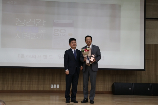 일동제약 CHC CM그룹장 이동한 상무(오른쪽)와 한국광고학회장 김병희 교수