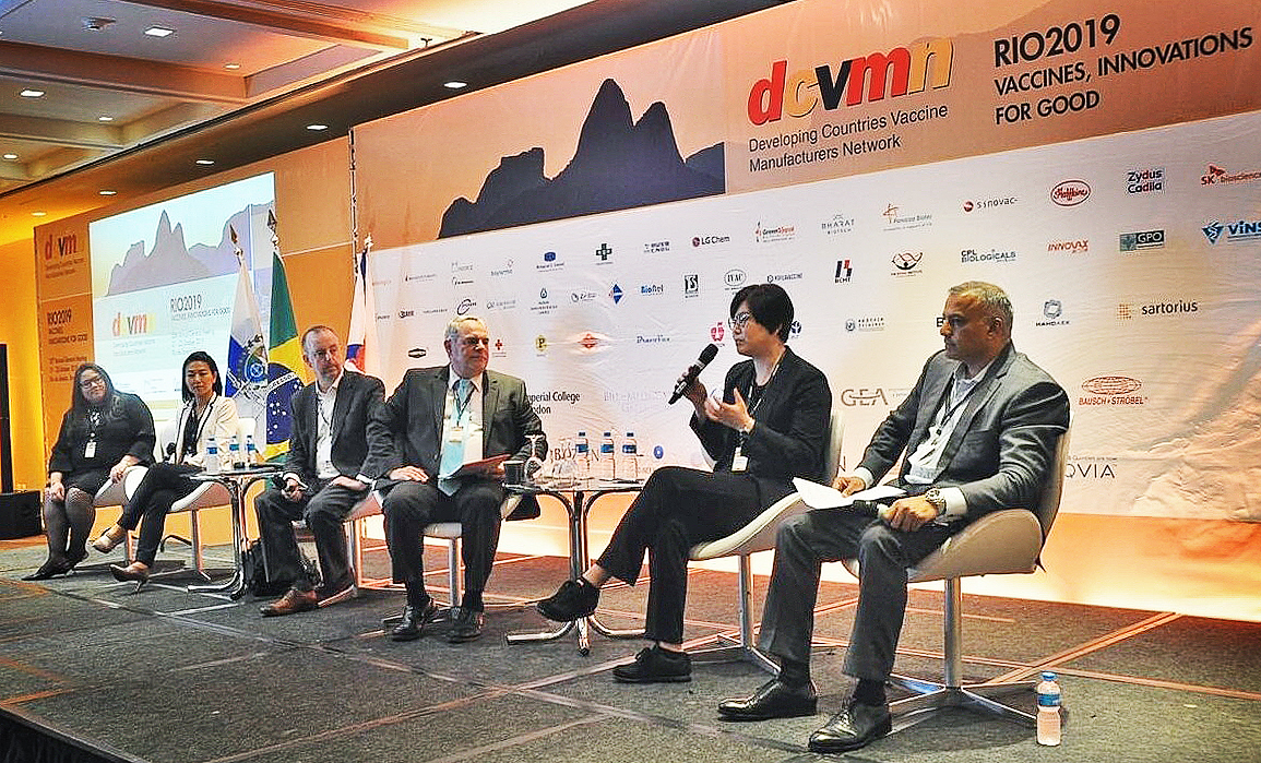 김윤빈 라이트펀드 대표가 DCVMN 총회 패널 토론에서 공익 목적의 백신 개발 촉진을 위해 라이트펀드와 같은 민관협력 투자의 필요성을 강조하고 있다