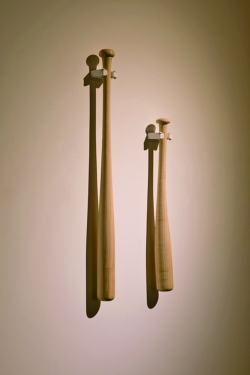 야구방망이, 절단된 야구방망이, 방망이 거치대(사진: 안국약품)