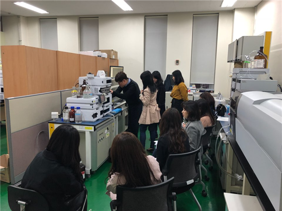 한국제약바이오협회에서 지난해 4월 개최한 실습교육 중 충북테크노파크 바이오센터에서 'QQQ(LCMS)를 이용한 의약품 PK분석 기술'에 대해 교육생들이 실습을 받고 있는 모습(사진: 한국제약바이오협회)