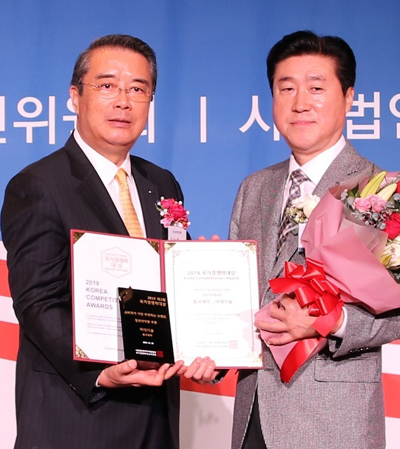 동국제약 서호영 상무(오른쪽), 한국마케팅협회 김승엽 부회장